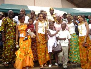 mariage-mailys1 Les magnifiques tissus colores que portent les filles sont des Kitas