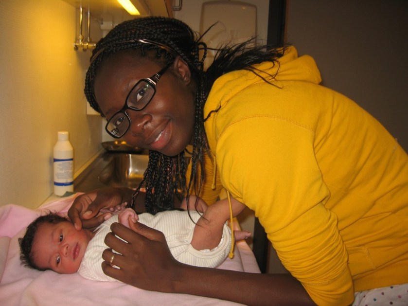 Bilde 085 Amayah Marie, 1 jour et 1er bain... j'ai pleure de peine a l'entendre hurler son mecontentement, mais qu'est ce qu'elle est belle et toute propre!